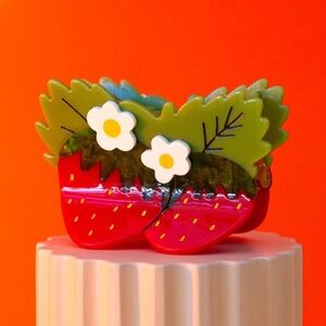 NWOT Jenny Lemons Strawberry and Flowers Hair Claw Clip